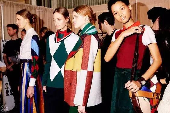 toryburch最火的视频,toryburch为什么要排队