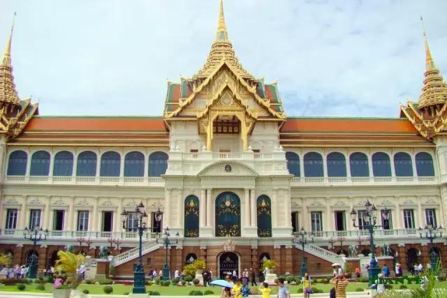 揭秘:真实的泰国人妖,昙花一现的美丽