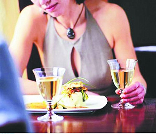 白葡萄酒是白色的吗能喝吗,白葡萄酒是白色吗