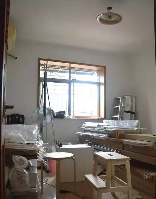 90后夫妻小卧室改造,95后小伙花12万改造200平破旧小屋