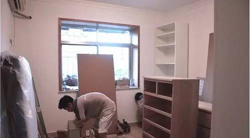 90后夫妻小卧室改造,95后小伙花12万改造200平破旧小屋