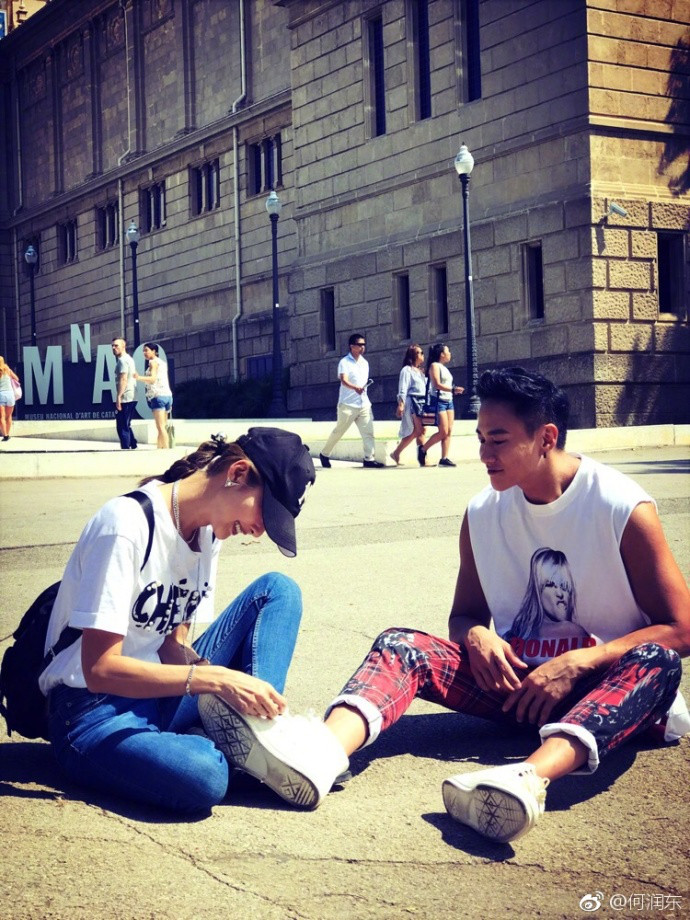 被公公批评衬衣领子太低,何润东太太顽皮应对,公公大喊