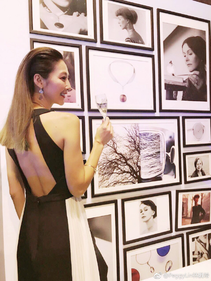 被公公批评衬衣领子太低,何润东太太顽皮应对,公公大喊