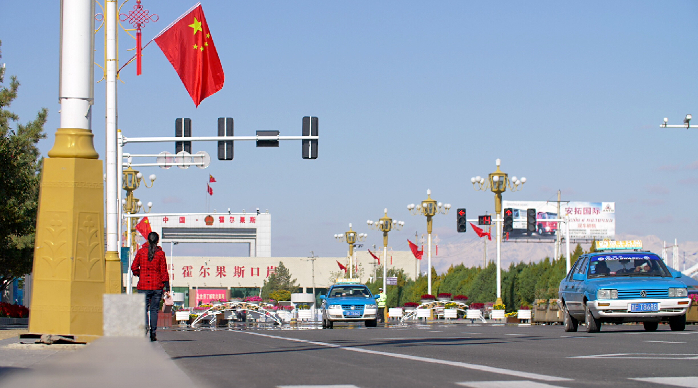 一群90后自驾*疆新**霍尔果斯解密中国哈萨克斯坦合作中心