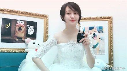 郑爽被表姐坑惨，借炸鸡店开业主动向粉丝和艺人索要120元花篮