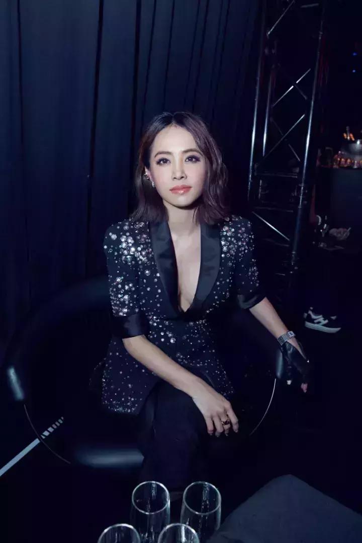 皮肤偏黑适合什么颜色口红显白,卡姿兰口红哪个色号显白显年轻