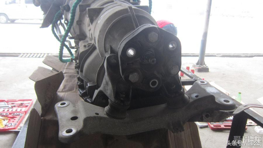 宝马320I大修发动机解决严重烧机油、冒蓝烟、尾气发臭问题