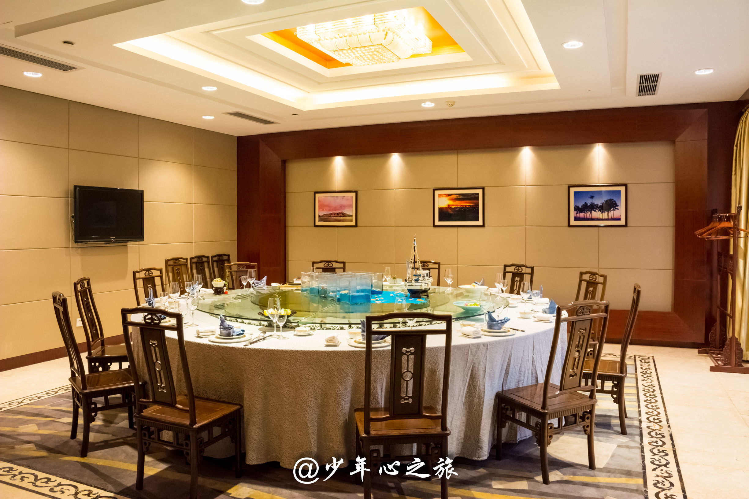 这里汇聚了全国各地的明星，这里也云集了五湖四海的美食