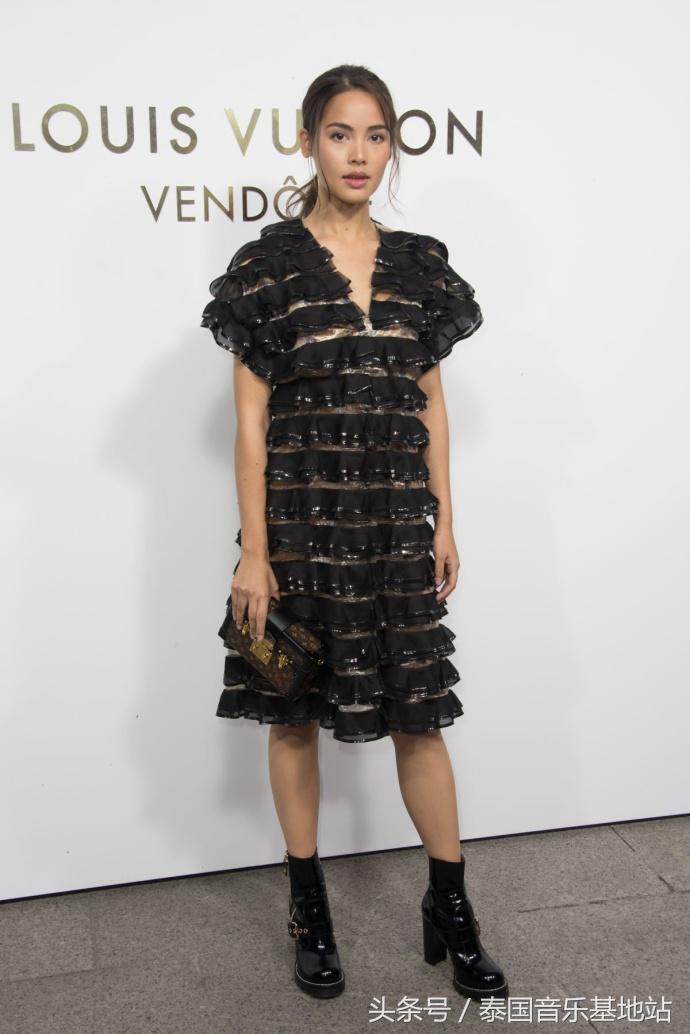 泰国知名女星YAYA赴巴黎征战LV时装秀黑色波浪裙变身时尚新宠儿
