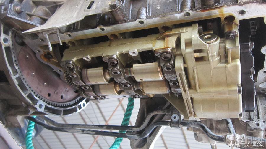 宝马320I大修发动机解决严重烧机油、冒蓝烟、尾气发臭问题