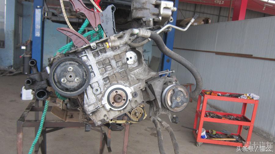宝马320I大修发动机解决严重烧机油、冒蓝烟、尾气发臭问题