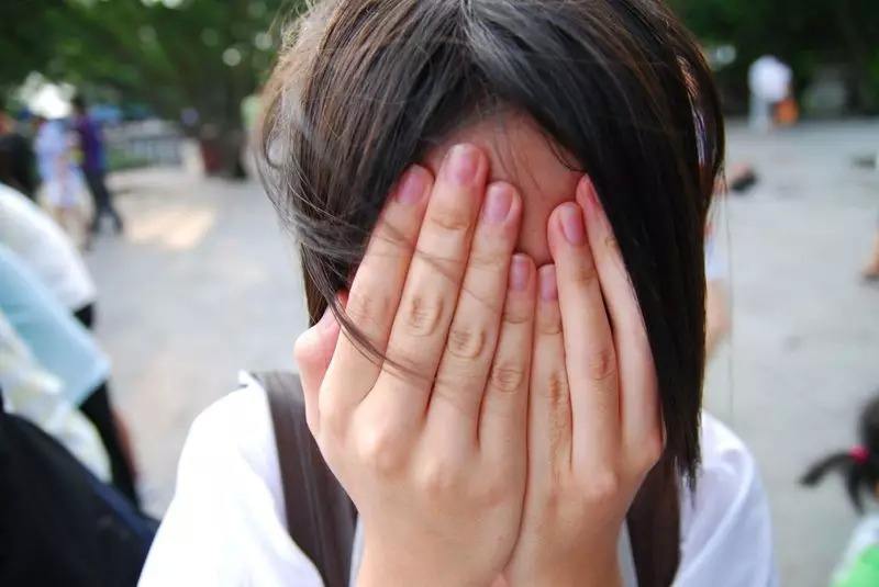 心理紧张导致脸红如何缓解,容易紧张脸红如何最快改变