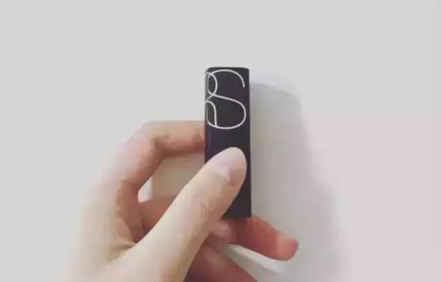 皮肤偏黑适合什么颜色口红显白,卡姿兰口红哪个色号显白显年轻