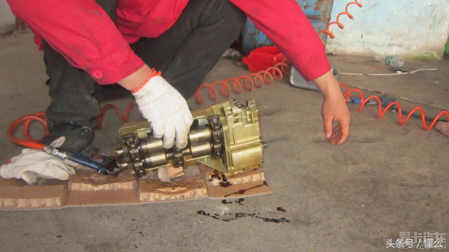 宝马320I大修发动机解决严重烧机油、冒蓝烟、尾气发臭问题