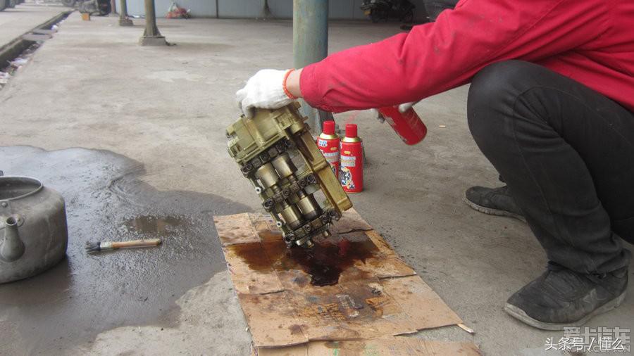 宝马320I大修发动机解决严重烧机油、冒蓝烟、尾气发臭问题