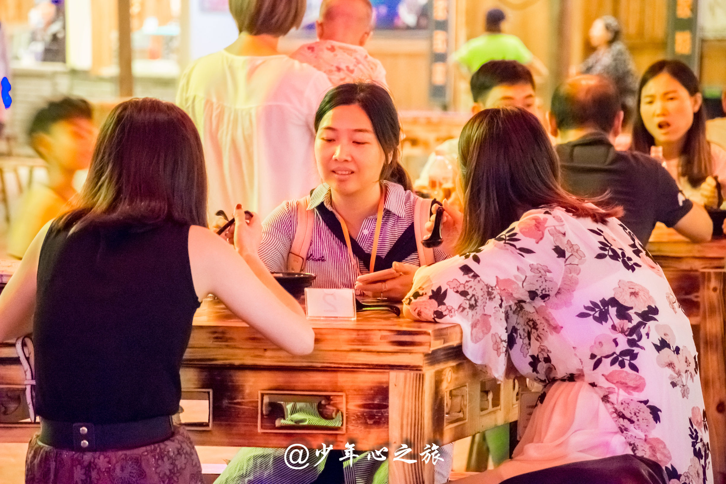 这里汇聚了全国各地的明星，这里也云集了五湖四海的美食