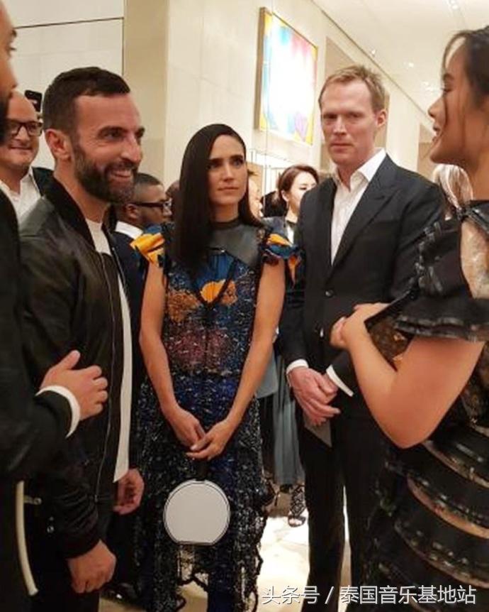 泰国知名女星YAYA赴巴黎征战LV时装秀黑色波浪裙变身时尚新宠儿