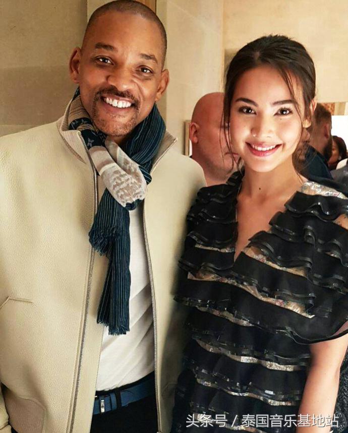 泰国知名女星YAYA赴巴黎征战LV时装秀黑色波浪裙变身时尚新宠儿