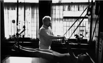 10分钟新手普拉提核心运动,普拉提运动视频及解说方法