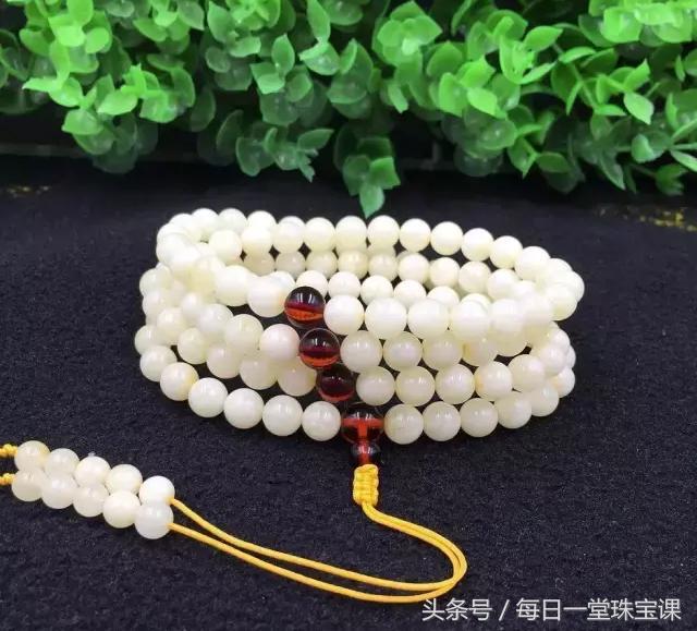 最好的蜜蜡是怎样的,300块钱可以买到什么品质的蜜蜡