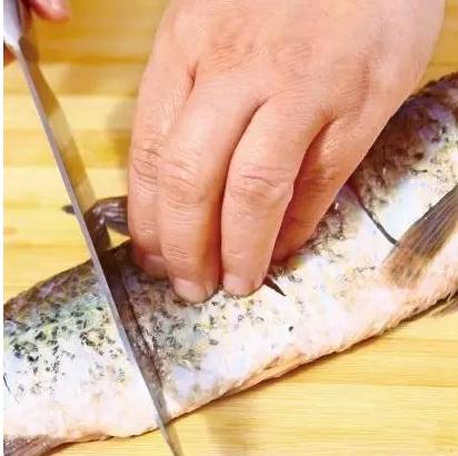 大师傅教你做正宗的西湖醋鱼，芡汁清淡，肉质鲜嫩，学会超有面子