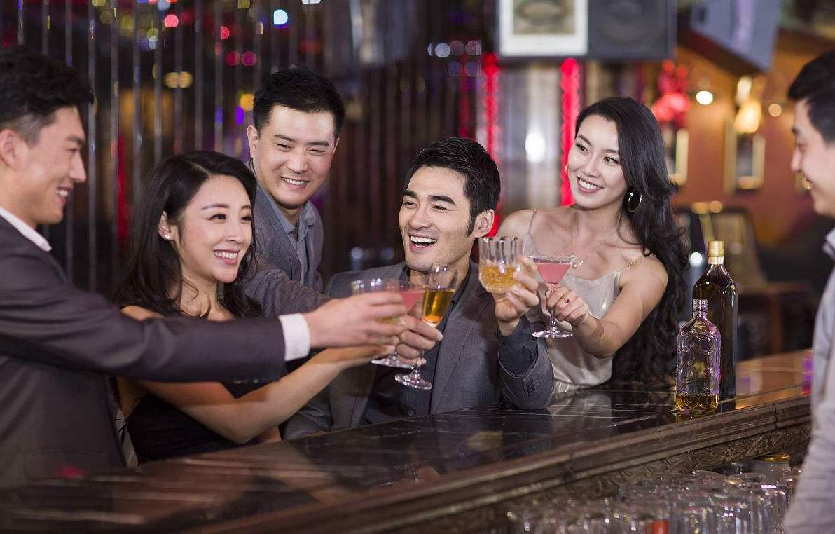 探索下如何破解酒吧常玩的5个把戏!我刚学会了用香烟切柠檬!