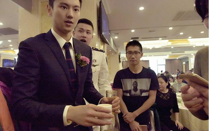 伴郎宁泽涛婚礼上和新娘打麻将,宁泽涛主持婚礼