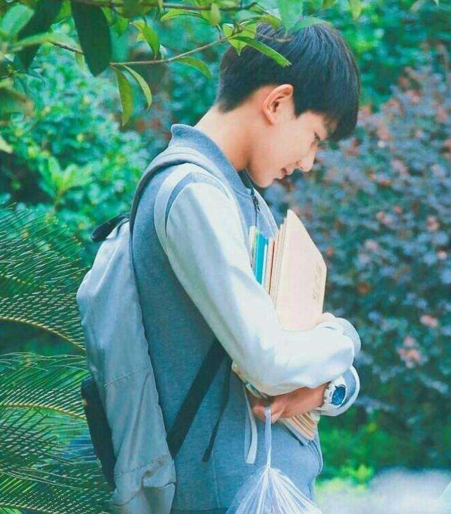 王源和贾乃亮打游戏,贾乃亮王源吃瓜