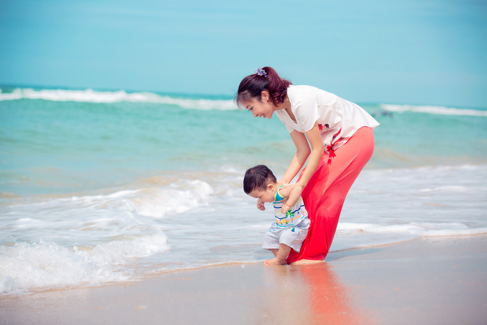 1岁孩子不喜欢穿鞋怎么教育,孩子不愿穿衣穿鞋怎么办