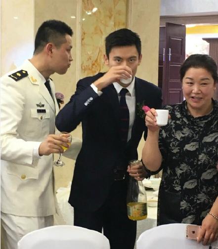 伴郎宁泽涛婚礼上和新娘打麻将,宁泽涛主持婚礼