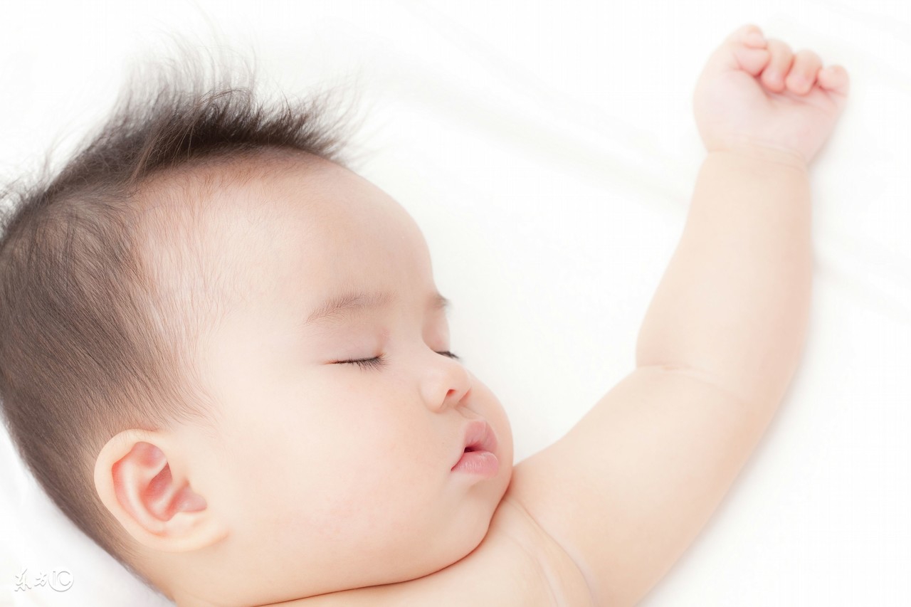 宝宝睡觉过程中一直惊跳怎么回事,宝宝睡眠中出现惊跳