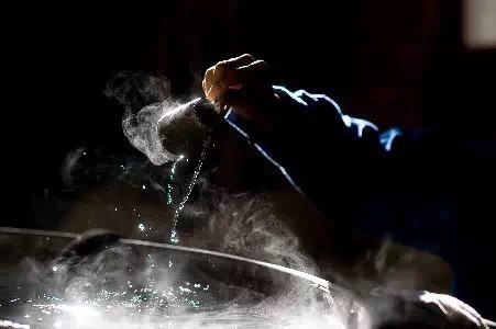 不看酒瓶子酒标如何识别好酒,白酒标签认可号代表什么