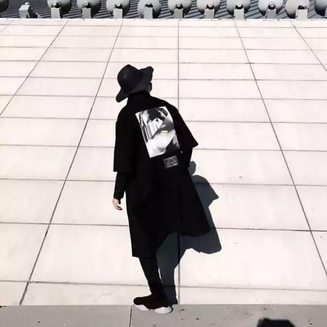 大衣搭配球鞋,一件大衣搭配一双球鞋时髦到爆了