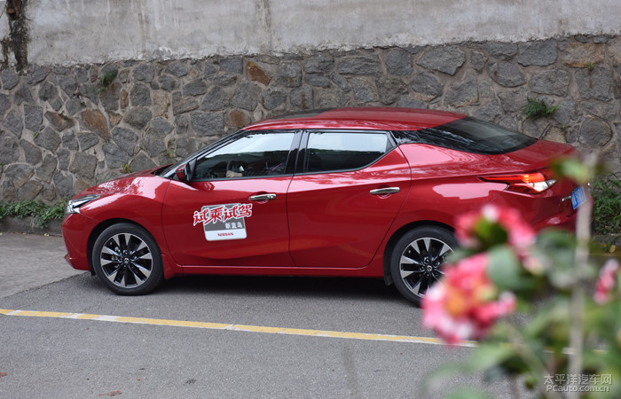 外观和实用方面也各有特色,蓝鸟外观漂亮