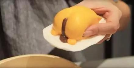 日本推出了一款丧心病狂的懒蛋蛋奶黄包，画风突变无法直视！