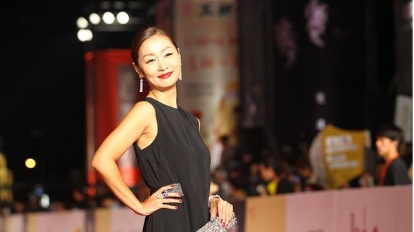 她曾是男神收割机,却因与孙耀威情伤而得抑郁症,现44岁患脑瘤