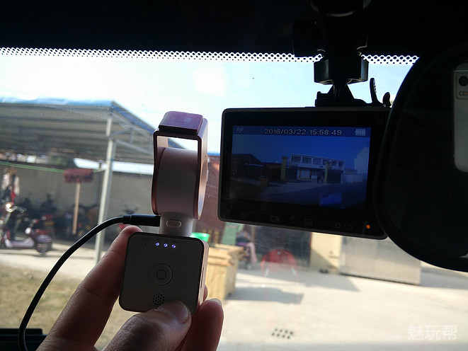 你驾驶，她帮你看风景