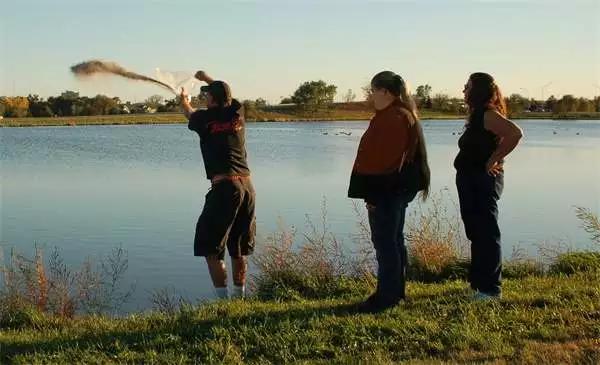 酒店枕头中间有个洞是做什么用的,酒店客房枕头都有哪些