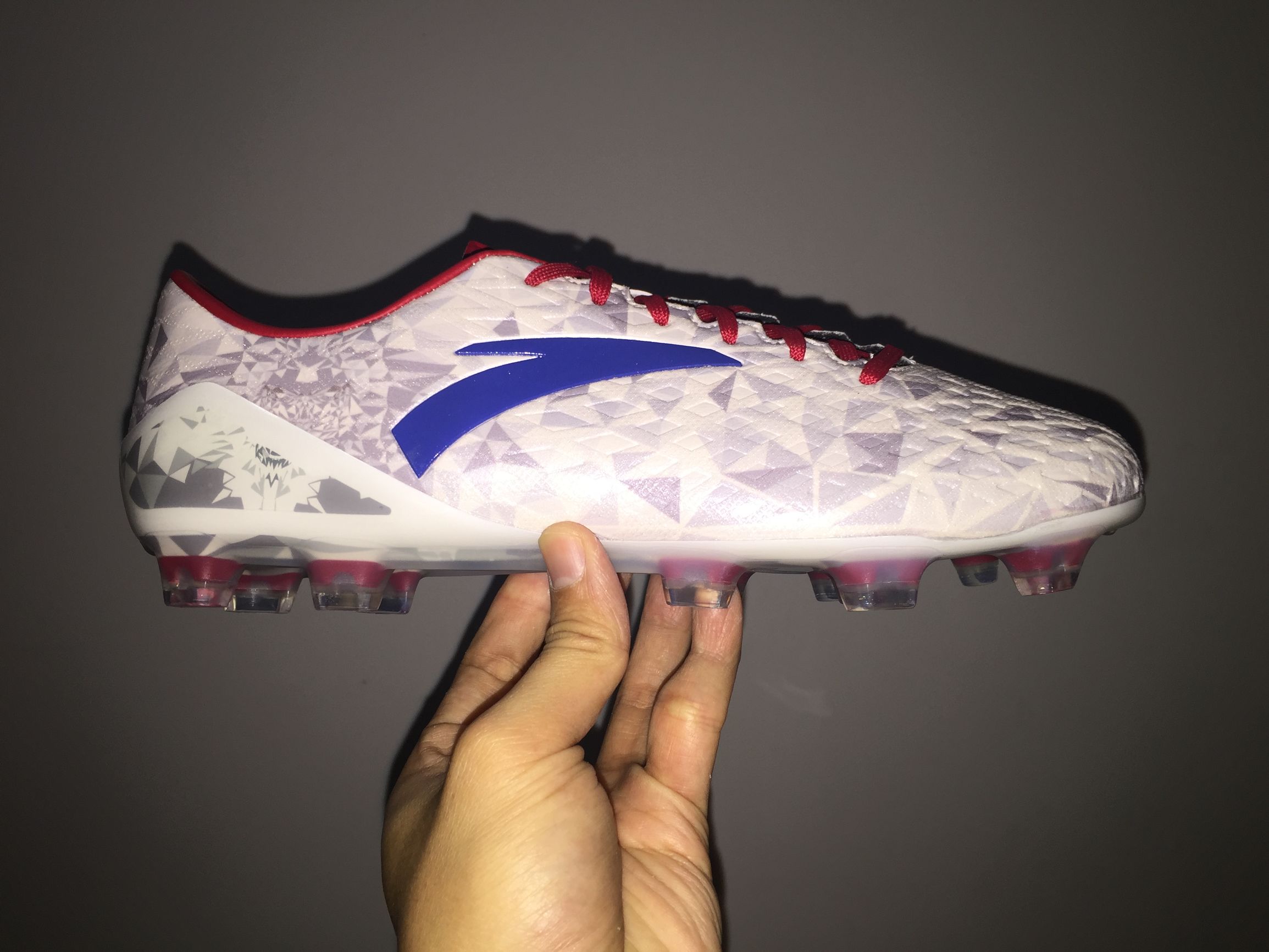 山寨足球鞋,安踏雄狮足球鞋郑智