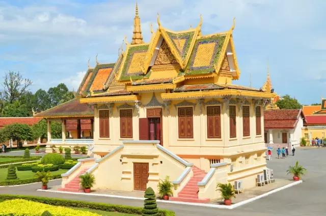 揭秘:真实的泰国人妖,昙花一现的美丽