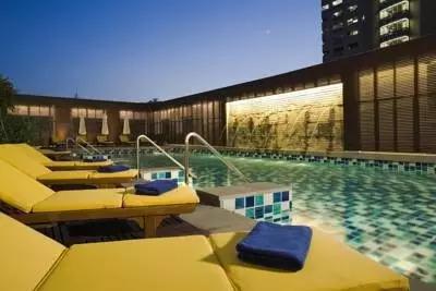 揭秘:真实的泰国人妖,昙花一现的美丽