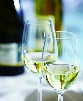 白葡萄酒是白色的吗能喝吗,白葡萄酒是白色吗