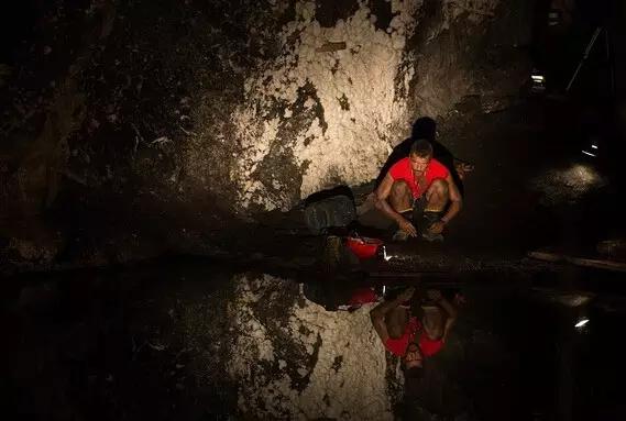 33名矿工被困地心69天后全部生还,地心营救真实事件埋在地下两个月