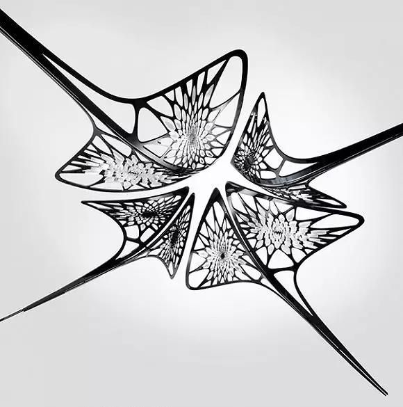 身处边缘,她以无与伦比的才华勤奋个性,勇敢地活出了自己