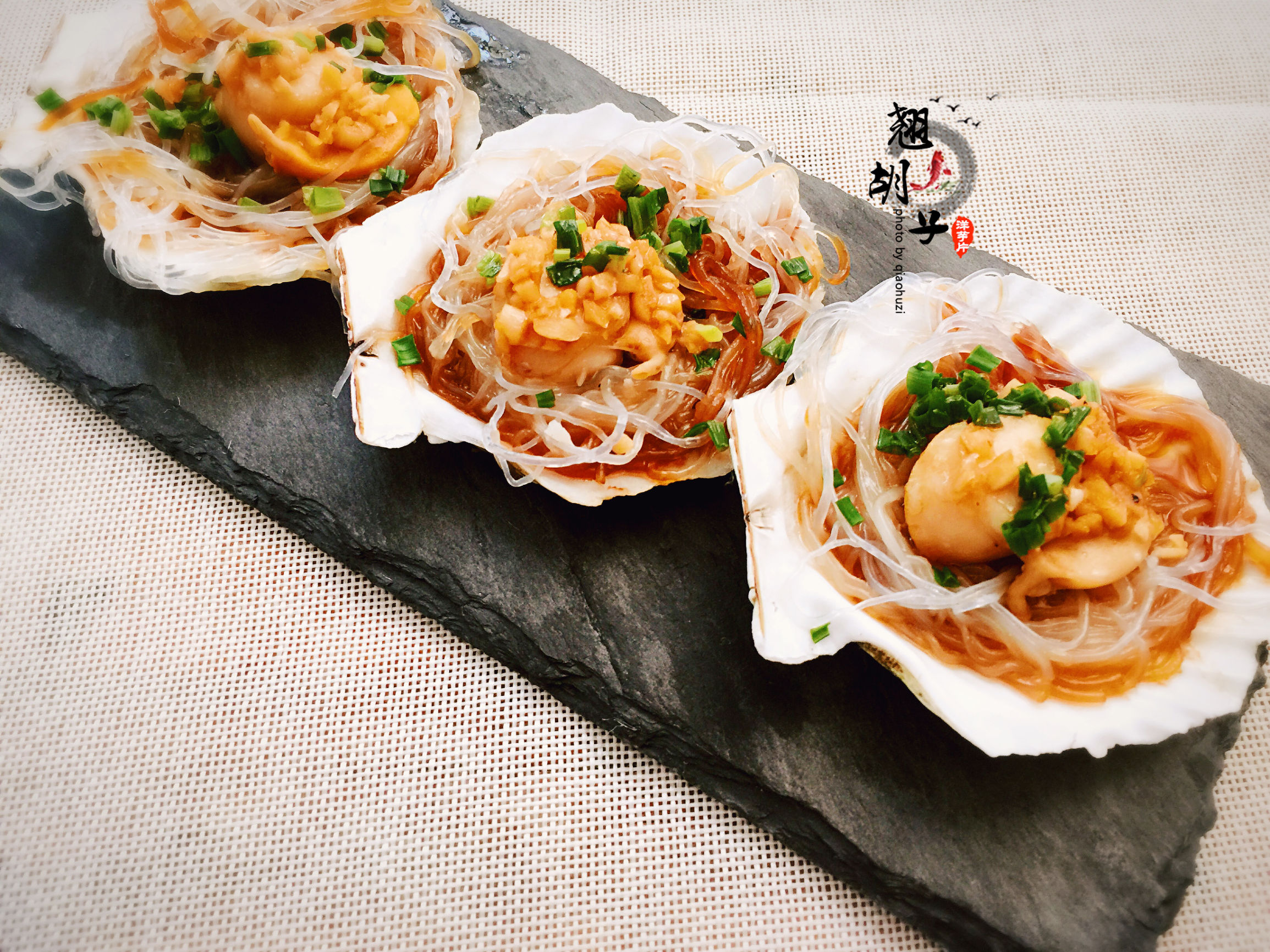 蒜蓉粉丝蒸扇贝这样做鲜香入味,家庭现成的蒜蓉粉丝蒸扇贝怎么弄