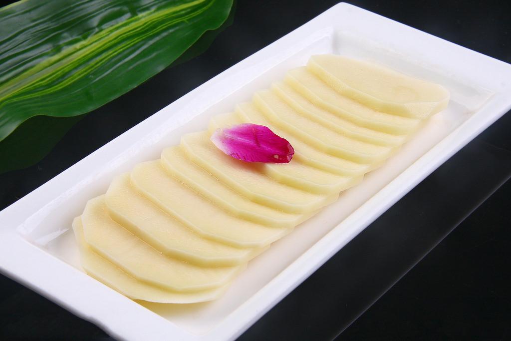 鼻子脸颊两侧毛孔粗大用什么食补,解决毛孔粗大的食谱