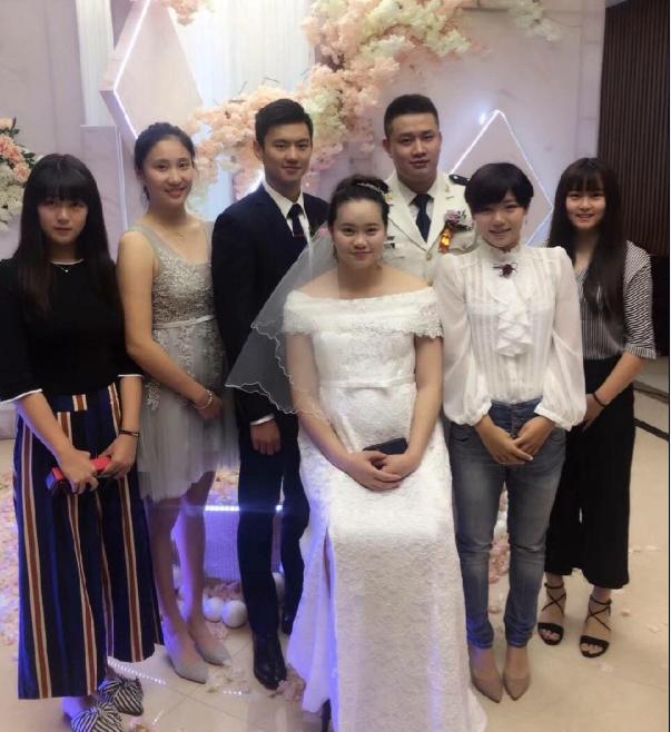 伴郎宁泽涛婚礼上和新娘打麻将,宁泽涛主持婚礼