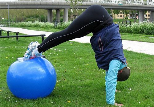 瑜伽初学者买什么瑜伽垫和瑜伽巾,瑜伽垫和瑜伽器材