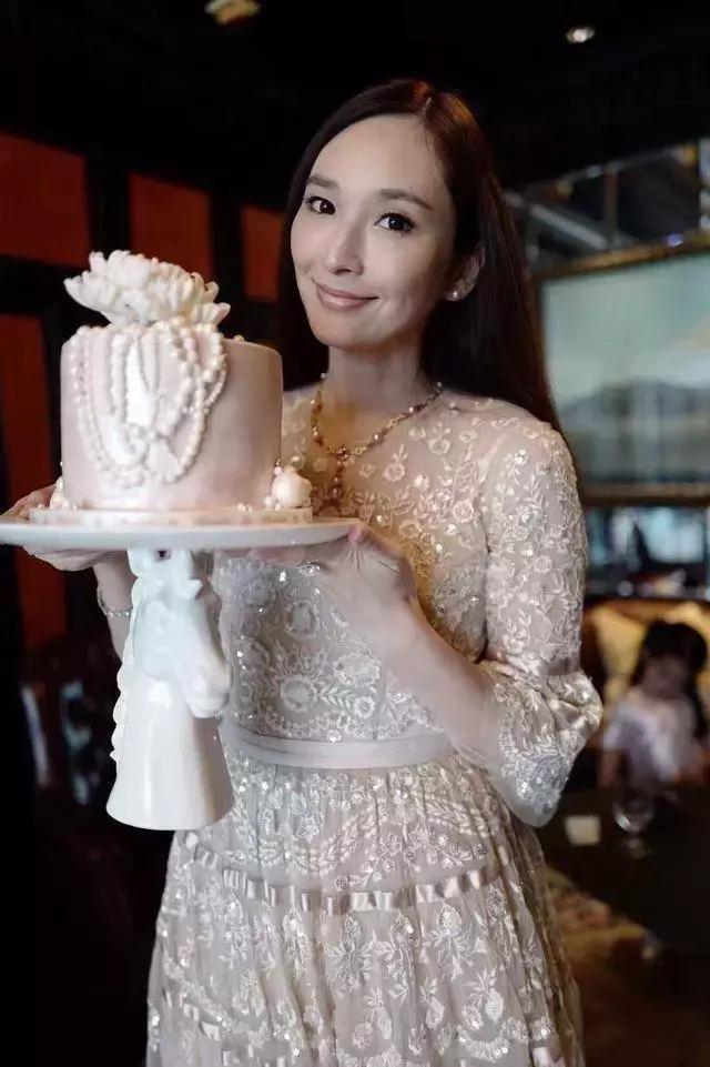吴佩慈送2200万的钻戒,吴佩慈最近的生日