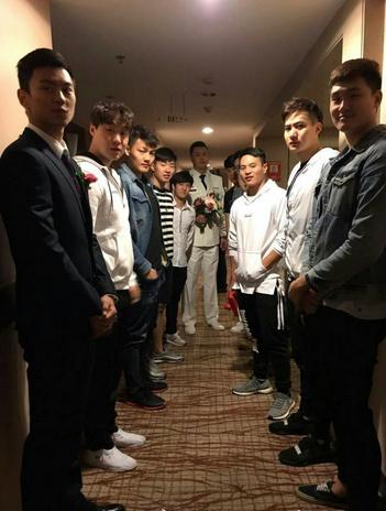 伴郎宁泽涛婚礼上和新娘打麻将,宁泽涛主持婚礼